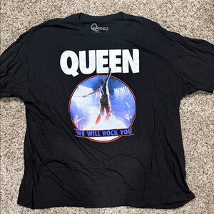 Que Black 'Queen' Concert Graphic Tee with Blue & Red Print